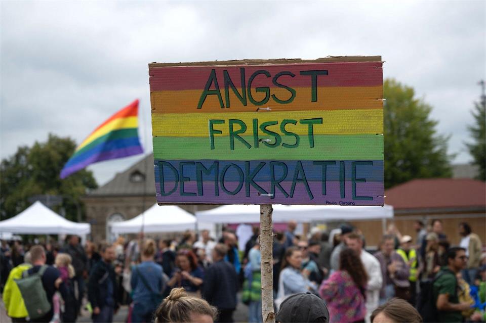 Auf einer Kundgebung auf dem Dresdner Theaterplatz drücken Teilnehmer ihre Sorge vor dem Rechtsruck in Deutschland aus. Katharina Kausche/dpa