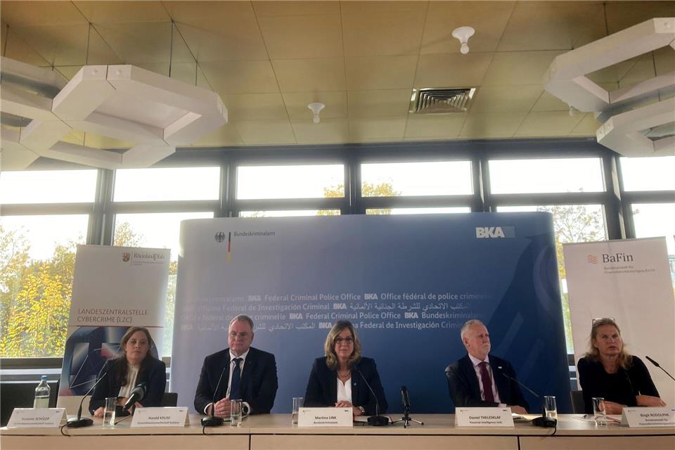 Auf einer Pressekonferenz beim Bundeskriminalamt wurde über das Ergebnis der Durchsuchungen informiert.Jens Albes/dpa