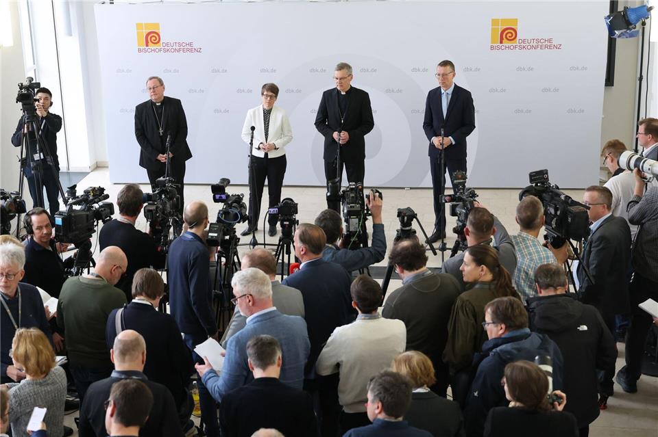 Auf einer Pressekonferenz wurde Heiner Wilmer als neuer Chef der deutschen Bischöfe vorgestellt. Daniel Löb/dpa