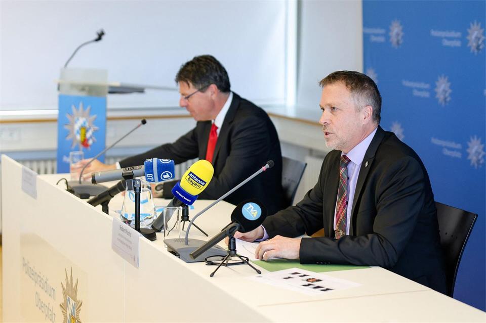 Auf einer Pressekonferenz zum Vermisstenfall gaben der leitende Kriminaldirektor Robert Fuchs (rechts im Bild) und Oberstaatsanwalt Thomas Rauscher Details zur Ausgrabung bekannt.Daniel Löb/dpa