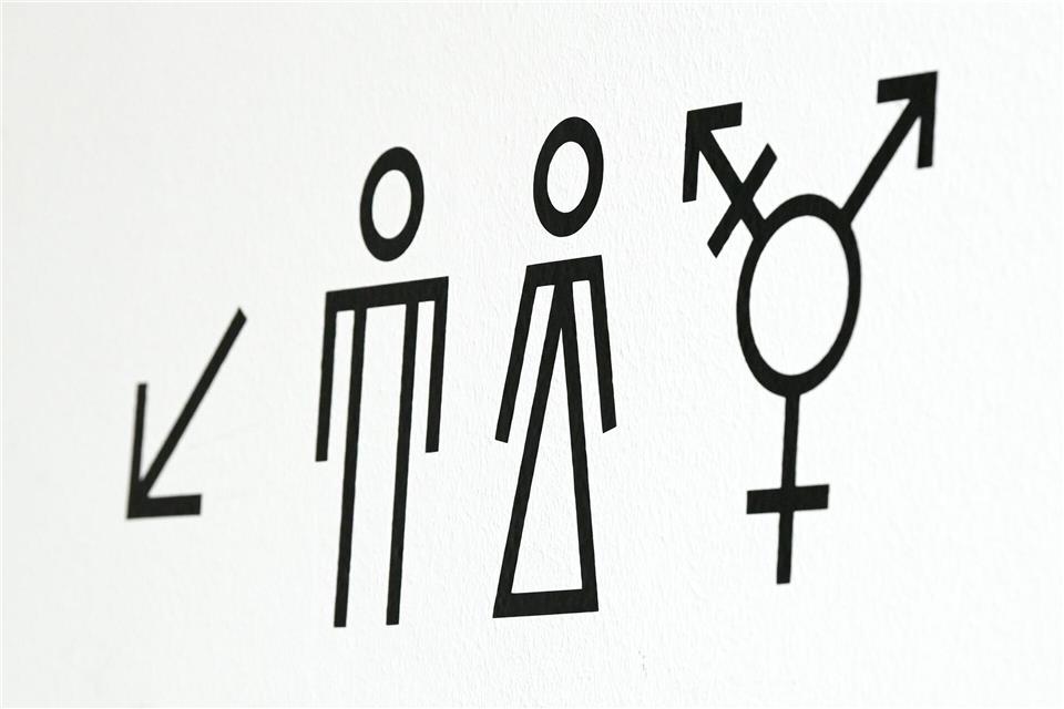 Auf einer Raststätten-Toilette hatte sich die Tür verklemmt. (Symbolbild)Jens Kalaene/dpa