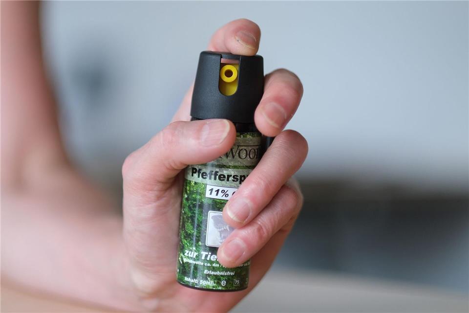 Auf einer Toilette habe der Unbekannte das Pfefferspray versprüht. (Symbolbild)Bernd Weißbrod/dpa