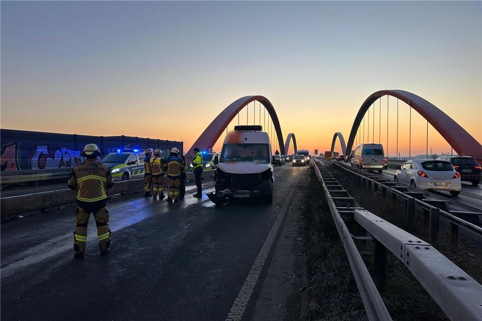 Auf einer eisglatten Brücke krachten zahlreiche Autos ineinander.Justin Brosch/dpa
