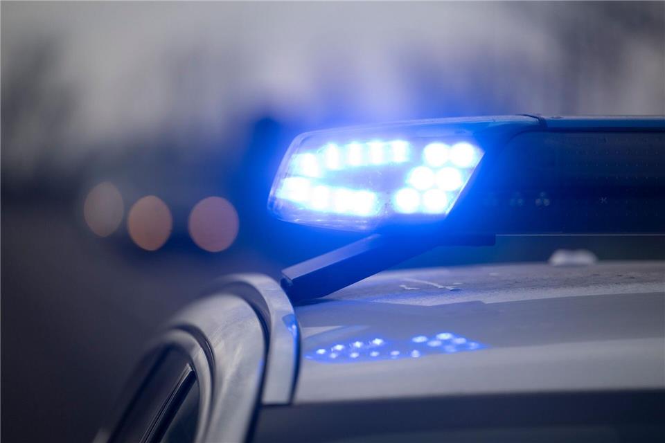 Auf einer glatten Straße prallt ein Wagen mit einer Mutter und einem Kind an Bord gegen einen Baum. (Symbolbild)Marijan Murat/dpa