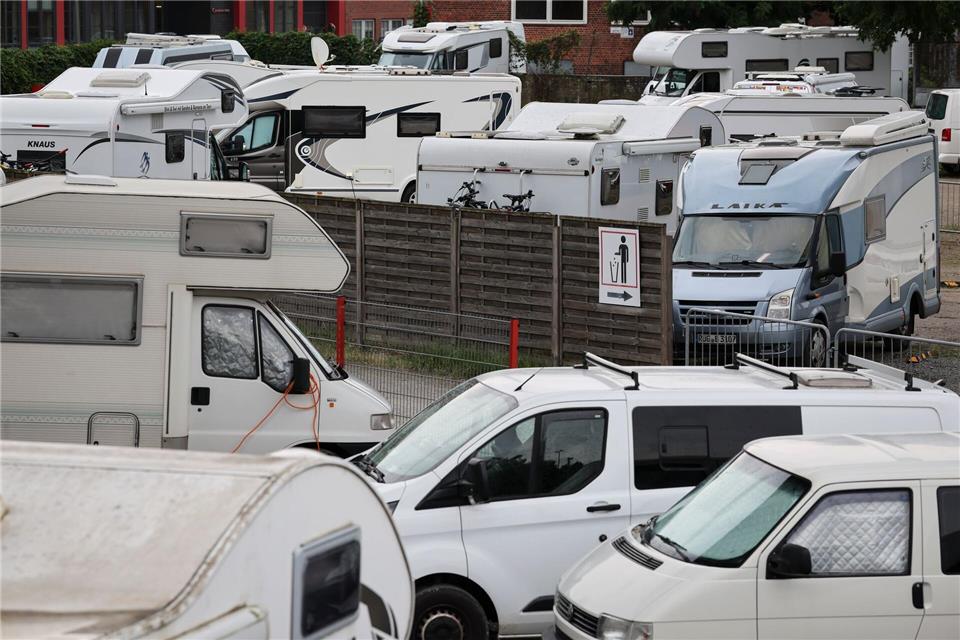 Auf einigen Stellplätzen für Wohnmobil und Caravan müssen Urlauber im Norden in diesem Jahr mehr zahlen - auf diesem Platz in Hamburg bleiben die Preise aber wie im Vorjahr.Christian Charisius/dpa