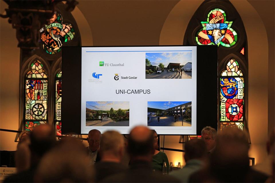 Auf ersten Visualisierungen sind die Pläne für den neuen Campus ersichtlich.Matthias Bein/dpa