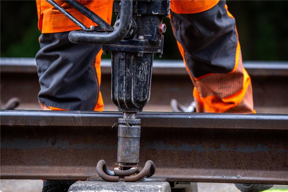 Auf etlichen Bahnstrecken stehen umfangreiche Bauarbeiten an. (Symbolbild) Jens Büttner/dpa
