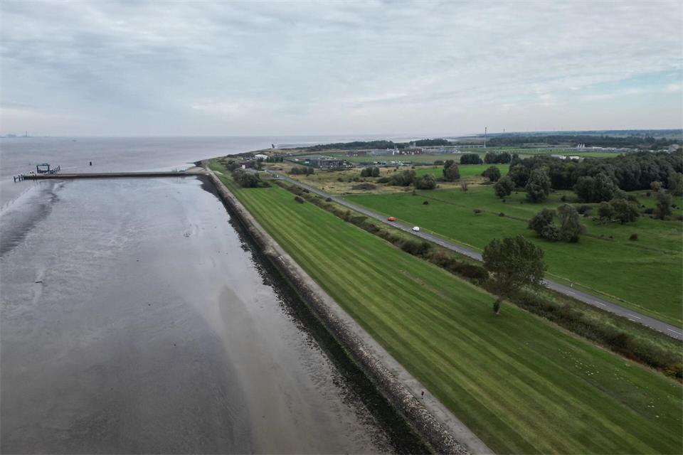 Auf freier Wiese soll in den nächsten Jahren ein Marinehafen gebaut werden. (Archivbild)Lars Penning/dpa
