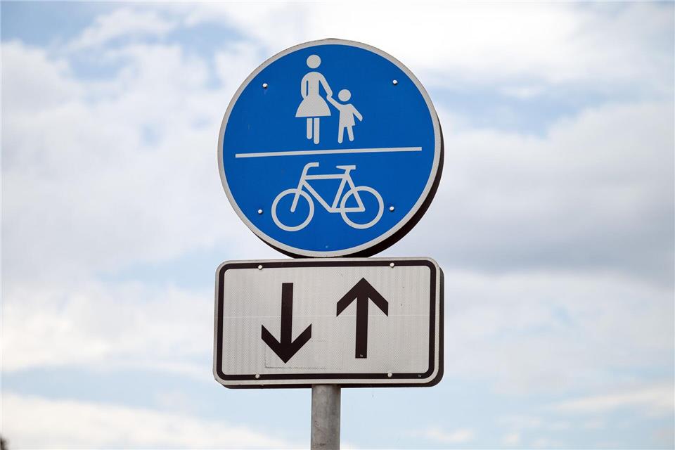 Auf gemeinsam genutzten Geh- und Radwegen müssen Radfahrer die Fußgänger rechtzeitig auf sich aufmerksam machen.picture alliance/dpa