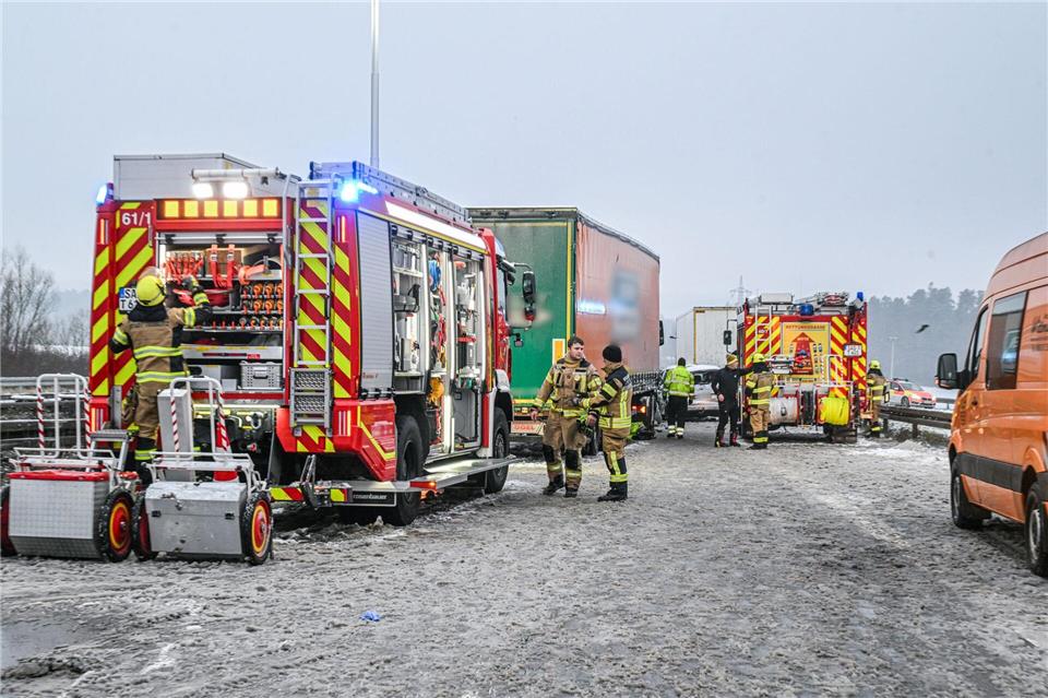 Auf glatten Straßen gab es zahlreiche Unfälle.Jason Tschepljakow/dpa