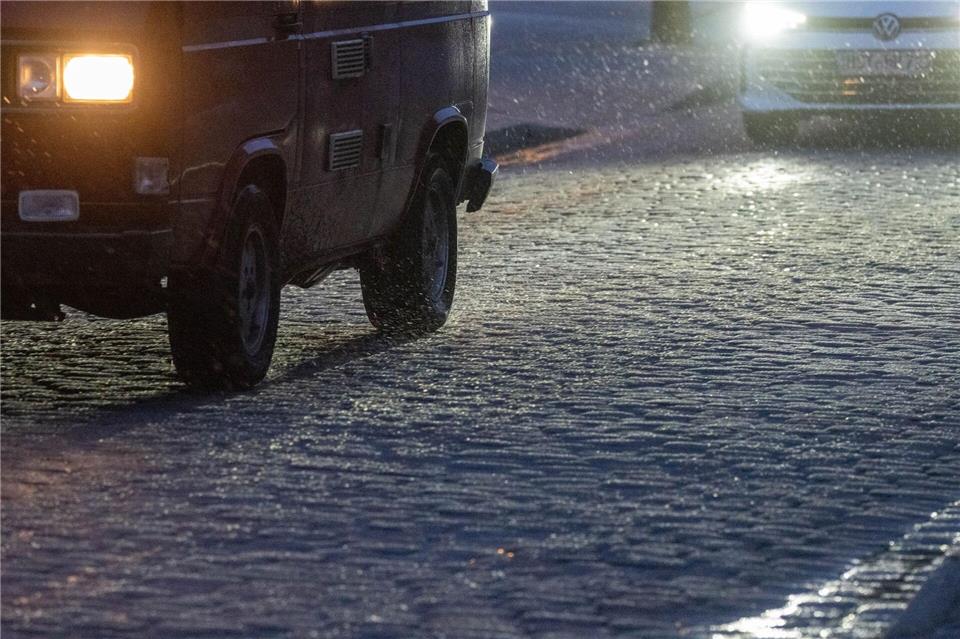 Auf glatten Straßen gibt es vorerst keinen Linienverkehr der Stadtbusse in Neubrandenburg. Auch auf Rügen fahren keine Busse. (Symbolbild)Stefan Sauer/dpa