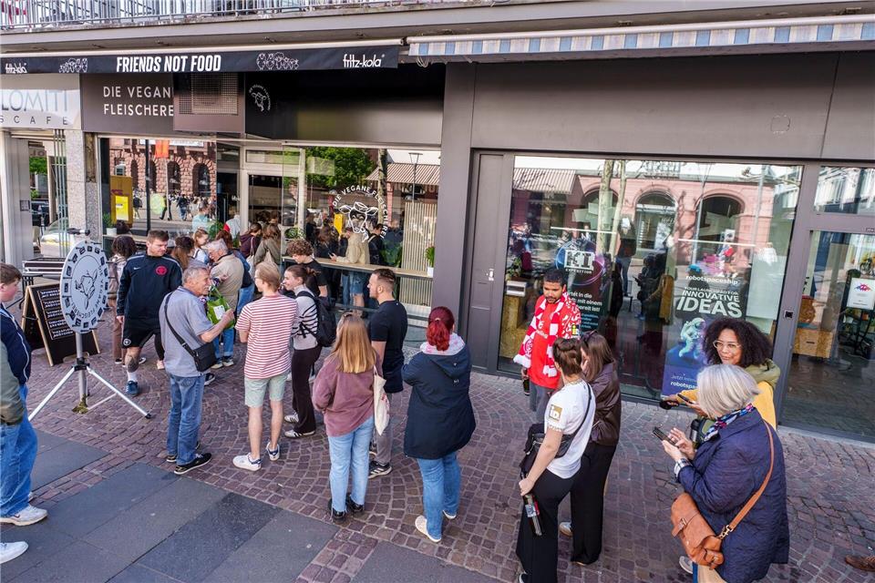 Auf großes Interesse ist die Eröffnung einer veganen Fleischerei in Mainz gestoßen.Andreas Arnold/dpa