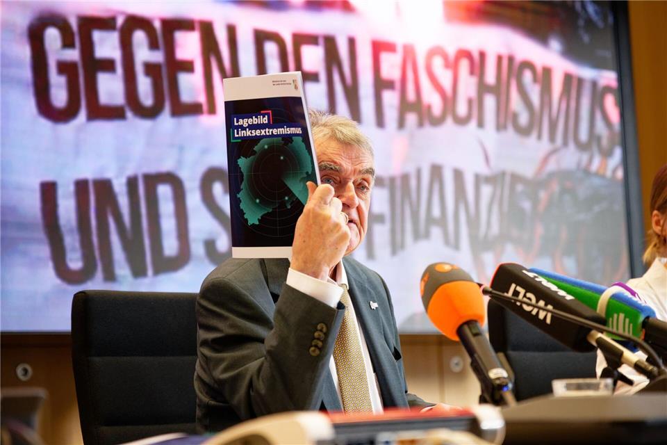 Auf gut 90 Seiten hat der Verfassungsschutz die wichtigsten Erkenntnisse über Linksextremismus in Nordrhein-Westfalen zusammengestellt. Henning Kaiser/dpa