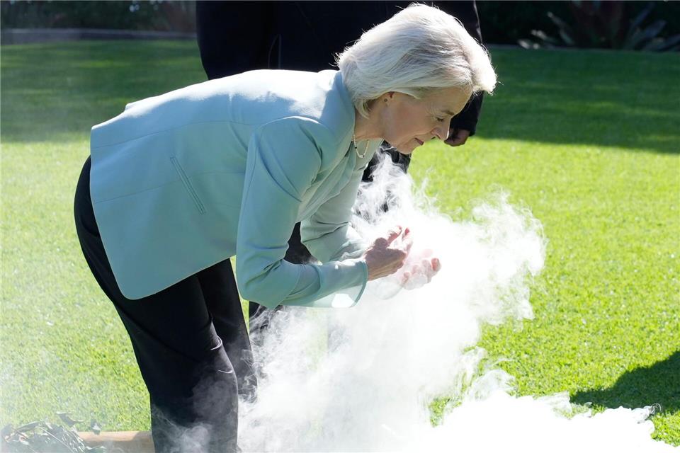 Auf ihrer Australien-Reise nahm von der Leyen auch an einer traditionellen Rauchzeremonie der Aborigines im Admiralty House in Sydney teil. Der Rauch soll unter anderem böse Geister vertreiben.Rick Rycroft/AP/dpa