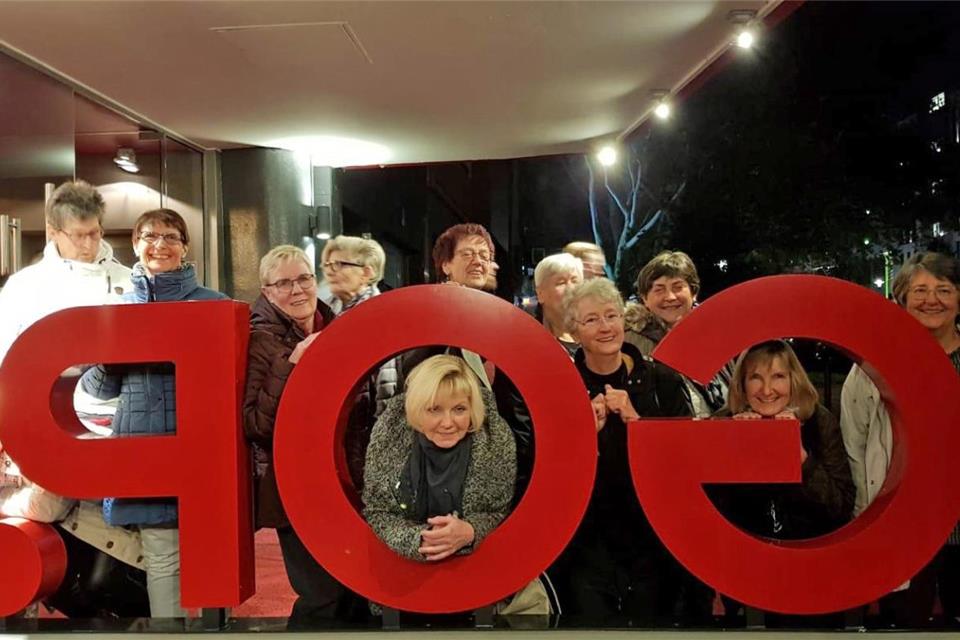 Auf ihrer Tour besuchten die Sängerinnen auch das GOP-Varieté-Theater.