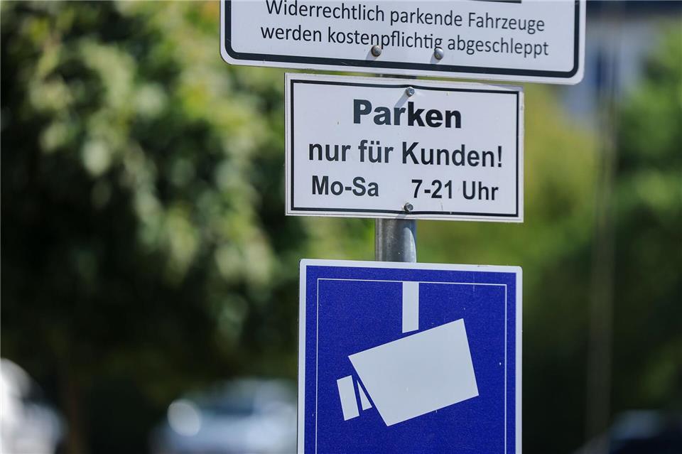 Auf immer mehr Parkplätzen, vor allem von Supermärkten, wird das Parken digital erfasst und von externen Dienstleistern abgewickelt. (Archivbild)Jan Woitas/dpa
