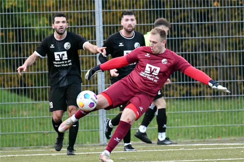 Auf jede Menge Arbeit können sich Rekens Keeper Antonio Mestrovic sowie die Abwehrrecken Emre Köksal (links) und Michel Oing beim Gastspiel in Stadtlohn gefasst machen.