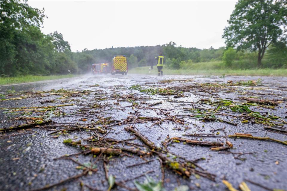 Auf manchen Straßen ist wegen Nässe und abgestürzten Geästs Vorsicht geboten.Pia Bayer/dpa