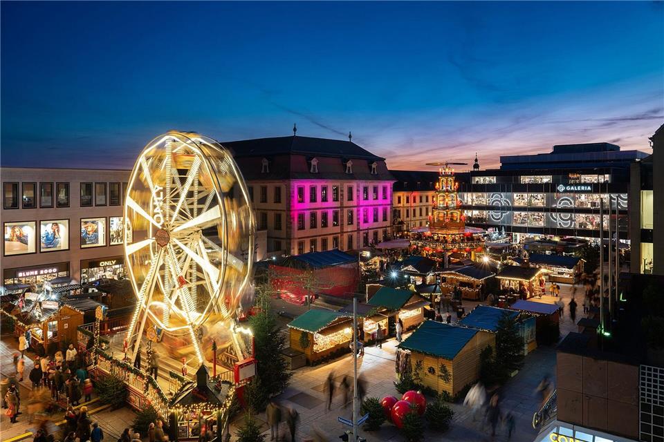 Auf mehr als 800.000 Besucherinnen und Besucher wird der noch bis zum 23. Dezember andauernde Budenzauber in der osthessischen Stadt in diesem Jahr voraussichtlich kommen. Besonders beliebt ist das neue 15 Meter hohe Riesenrad.Christian Tech/Stadt Fulda/dpa