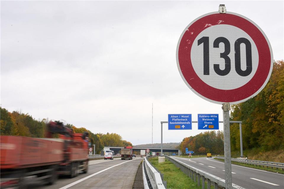 Auf mehreren Autobahn-Abschnitten in Deutschland ist die Höchstgeschwindigkeit bereits begrenzt. (Archivbild)Thomas Frey/dpa