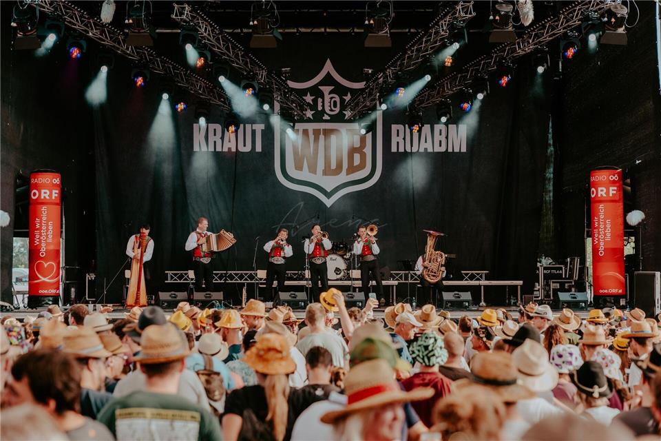 Auf mehreren Bühnen präsentieren Musiker die wachsende Vielfalt von Blasmusikinterpretationen.Julian Quirchmair/Woodstock der Blasmusik/dpa-tmn