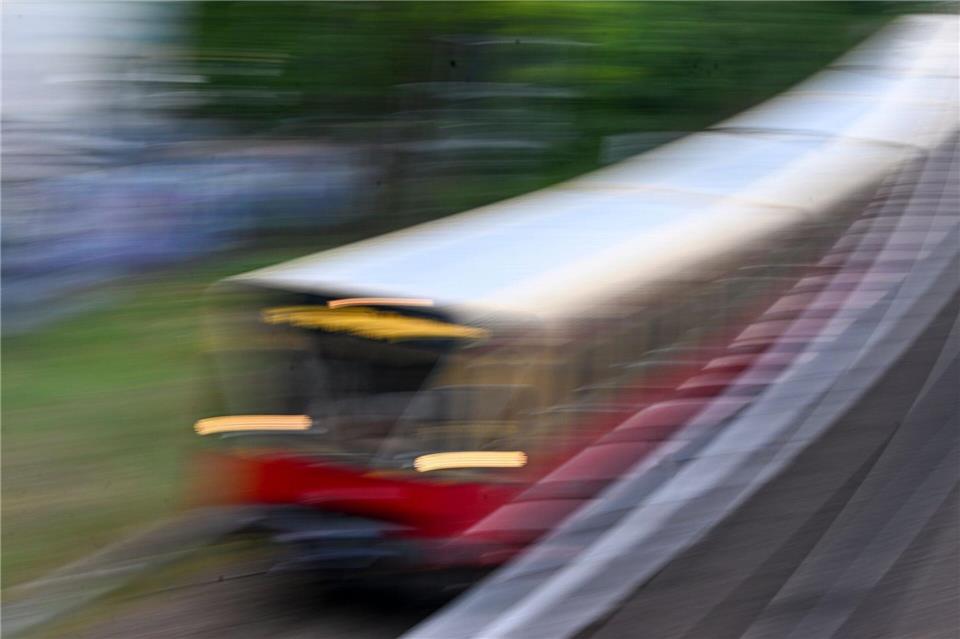 Auf mehreren Linien kann es am Morgen Ausfälle geben. (Symbolbild)Jens Kalaene/dpa