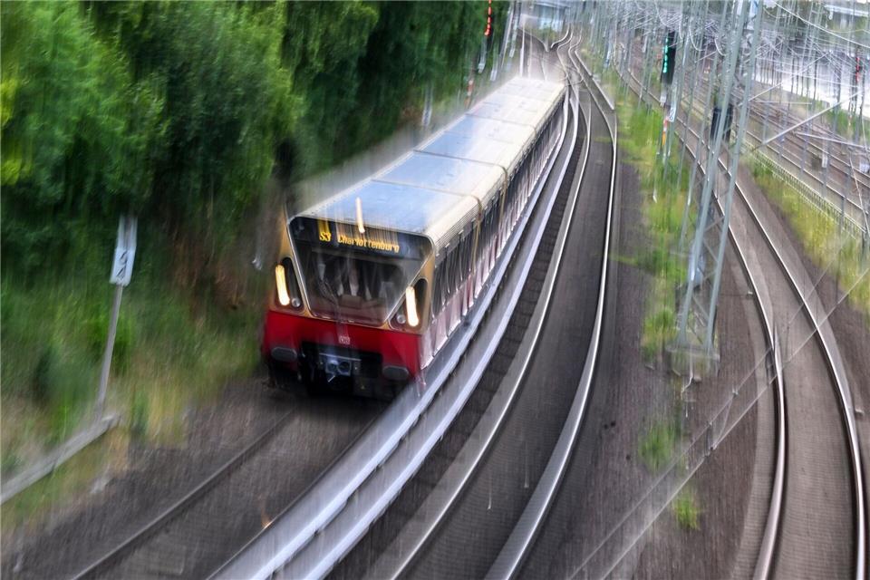 Auf mehreren Linien kommt es am Morgen zu Ausfällen und Verspätungen. (Symbolbild)Jens Kalaene/dpa