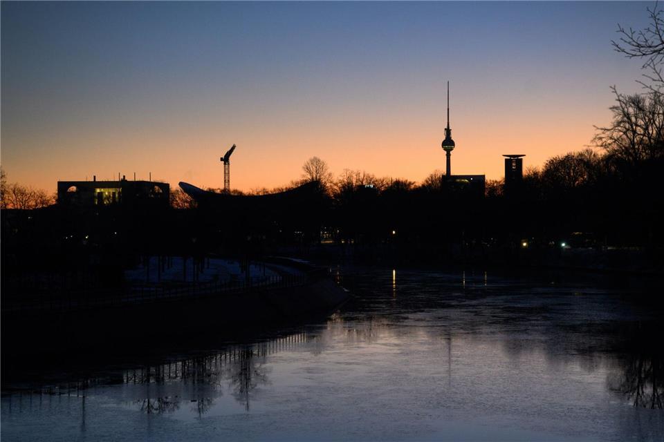 Auf milde Temperaturen und etwas Regen können sich die Menschen in Berlin und Brandenburg einstellen. (Symbolbild)Bernd von Jutrczenka/dpa