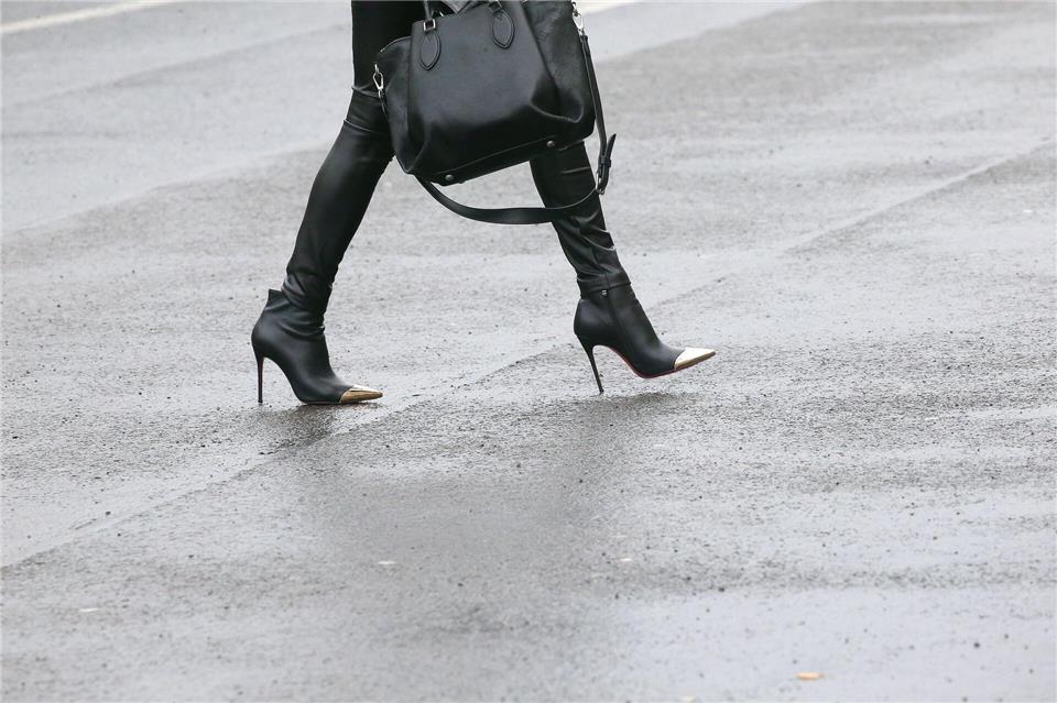 Auf regennasser Straße wird der Gang auf High Heels schnell zur Herausforderung – mit dem richtigen Training bleibt man dennoch standfest.Wolfgang Kumm/dpa/dpa-tmn