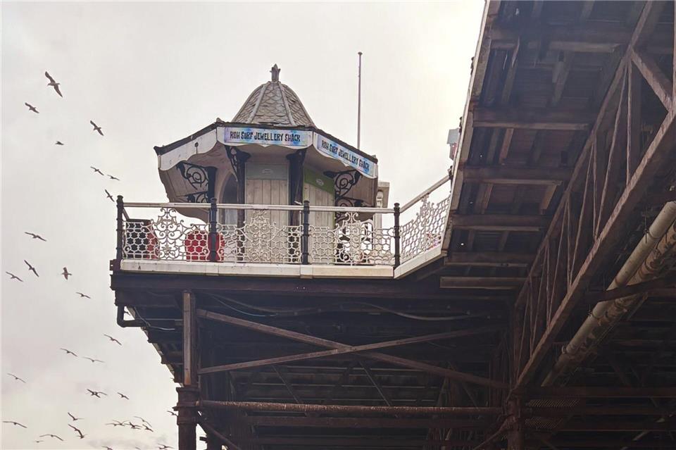 Warum Südengland im Oktober besonders entspannend ist  Auf rostigen Pfeilern steht die noch intakte Seebrücke in Brighton - der Brighton Pier. Eine andere Seebrücke, der West Pier, ist 2003 abgebrannt. Die Ruine kann man noch heute sehen.Nathalie Helene Rippich/dpa-tmn