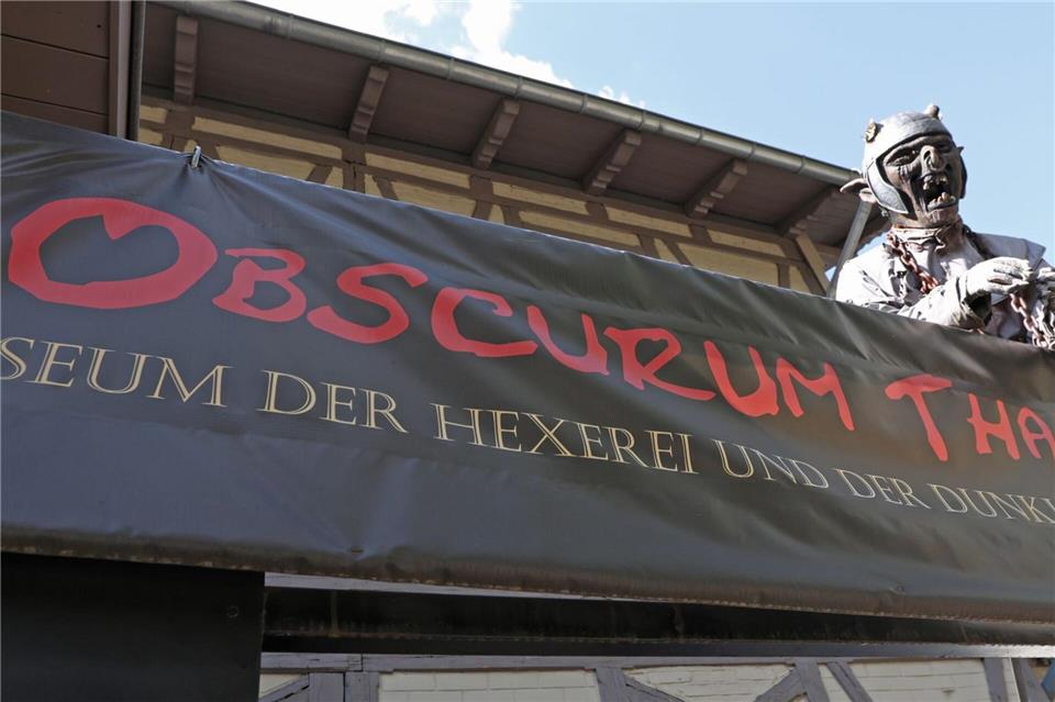 Auf rund 400 Quadratmetern hat sich das Museum Obscurum im Thalenser Bahnhof breit gemacht.Matthias Bein/dpa