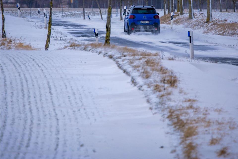 Auf schneeglatter Straße kam es bei Spornitz im Landkreis Ludwigslust-Parchim zu einem Unfall mit drei beteiligten Fahrzeugen.Jens Büttner/dpa