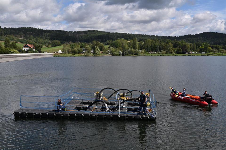 Auf schwimmenden Pontons können die Pumpen an unterschiedlichen Stellen des Sees zum Einsatz kommen. Martin Schutt/dpa