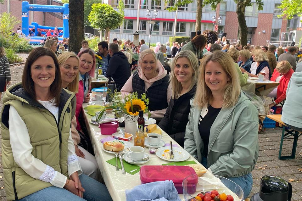 Auf sehr gute Resonanz ist im vergangenen Jahr die Premiere von „Reken frühstückt“ gestoßen. Damals kamen gut 500 Menschen auf den Rathausplatz.