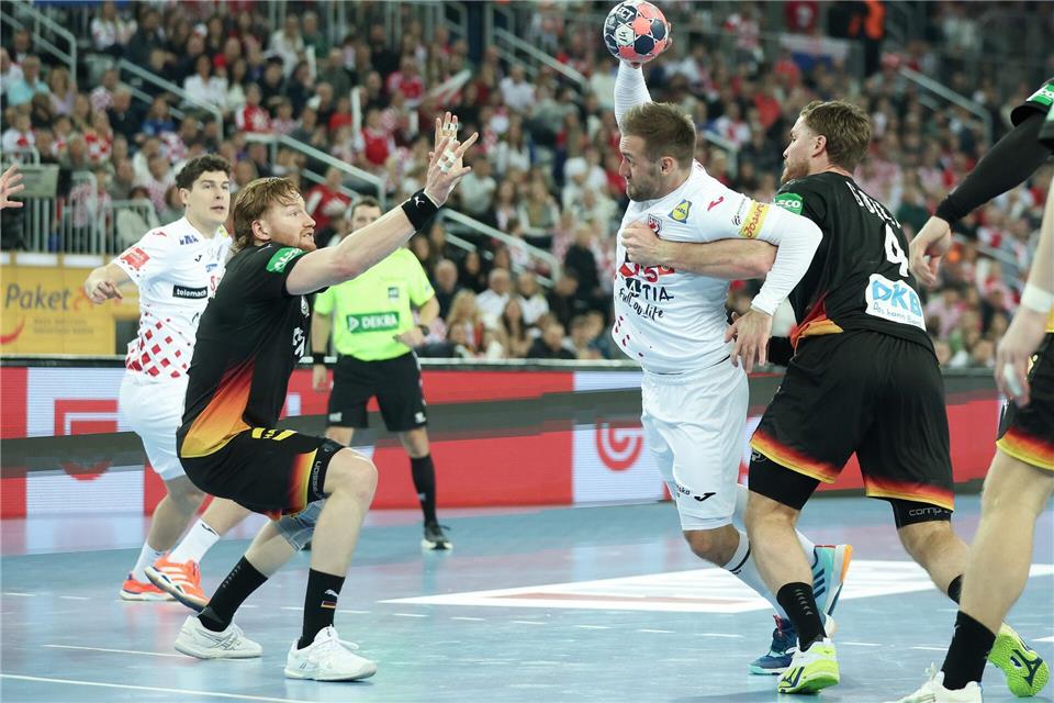 Auf seine Vorderleute Tom Kiesler (l) und Johannes Golla konnte sich David Späth verlassen. Goran Stanzl/PIXSELL/dpa