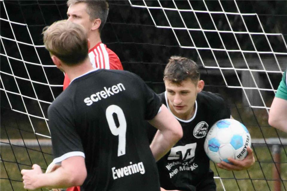 Auf seinen neunten Saisontreffer hofft Rekens Luca Knüver (mit Ball) im Derby gegen Viktoria Heiden.