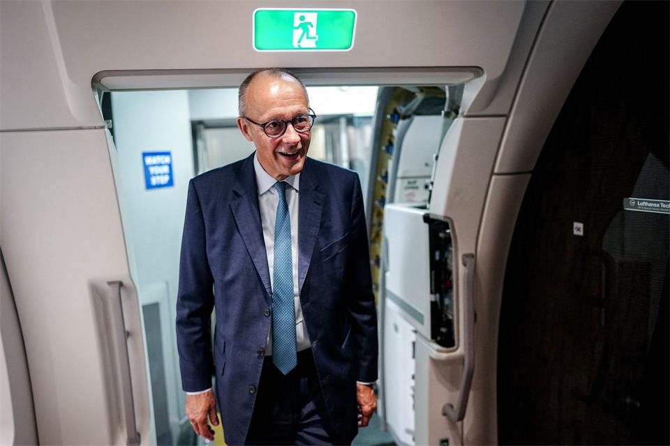 Auf seiner Asien-Reise ist der Kanzler auch mit dem Thema Steinmeier-Nachfolge befasst. Kay Nietfeld/dpa