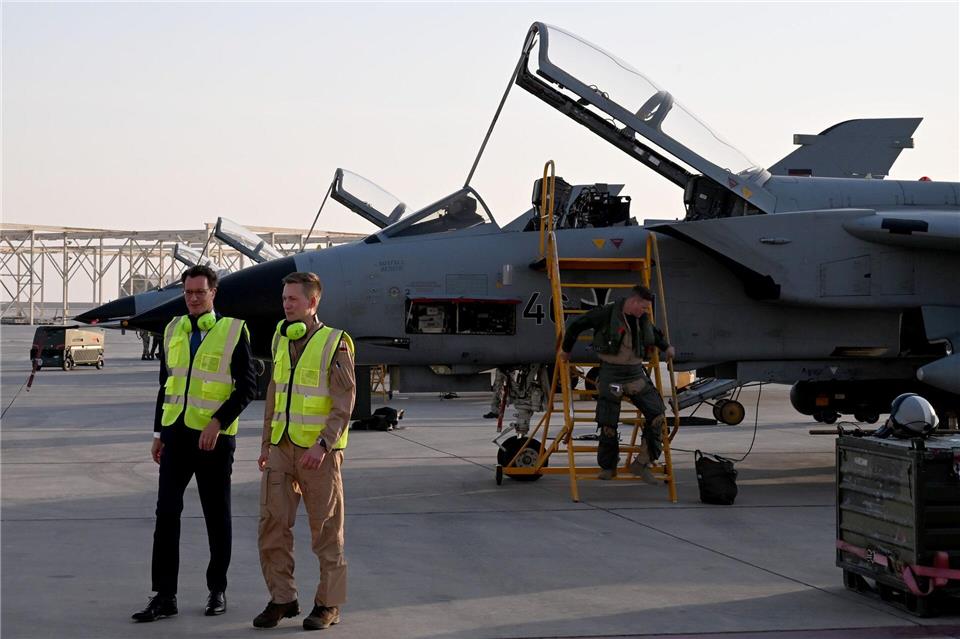 Auf seiner Wirtschaftsreise in den arabischen Raum hat Ministerpräsident Wüst einen Abstecher zu einer deutschen Luftwaffen-Einheit gemacht.Wolf von Dewitz/dpa