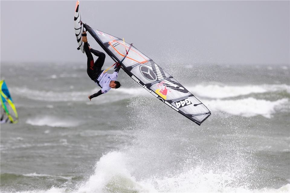 Auf solche Sprünge wie beim Windsurf Worldcup vor Sylt muss Philip Köster nach einer Fußoperation erst mal verzichten.