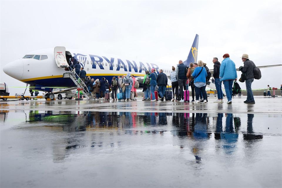 Auf teure Fluggastbrücken - sogenannte Gangways - verzichtet Ryanair. Passagiere müssen oft zu Fuß über das Vorfeld zur eigenen Bordtreppe laufen. (Archivbild)Georg Wendt/dpa