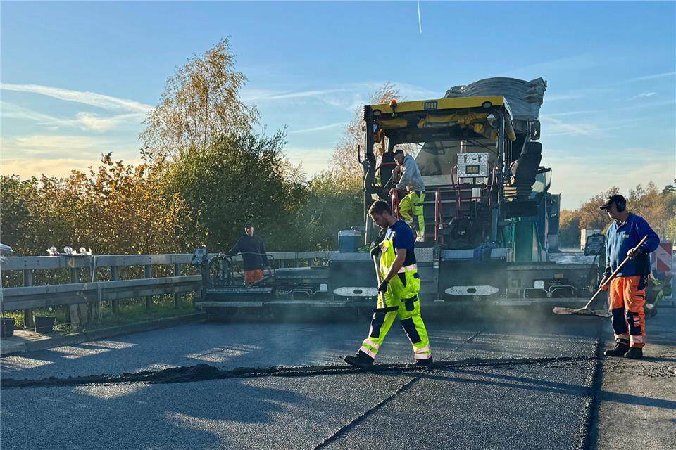 Auf ungefähr 100.000 Quadratmetern wurde bereits auf der B67 der Asphalt erneuert. Nun folgen weitere Arbeiten.