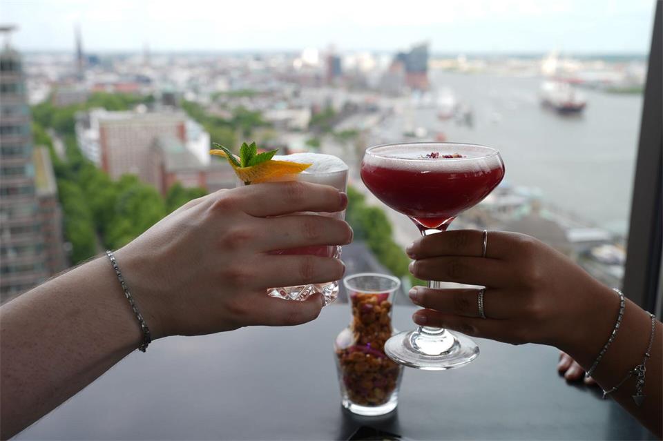 Auf uns?! Viele Millennials treffen sich bloß noch auf einen Drink mit Freunden von Zeit zu Zeit und erzählen sich dann, was sie getrennt voneinander erlebt haben. (Archivbild)Marcus Brandt/dpa