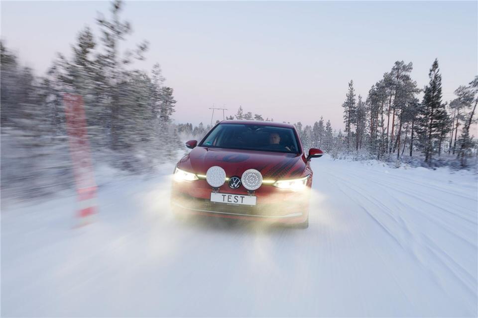 ADAC testet Winterreifen: Hälfte ist nicht empfehlenswert Auf verschneiten Straßen sollte man sich auf seine Reifen verlassen können. Der ADAC hat das getestet.ADAC/Marc Wittowski/dpa-tmn