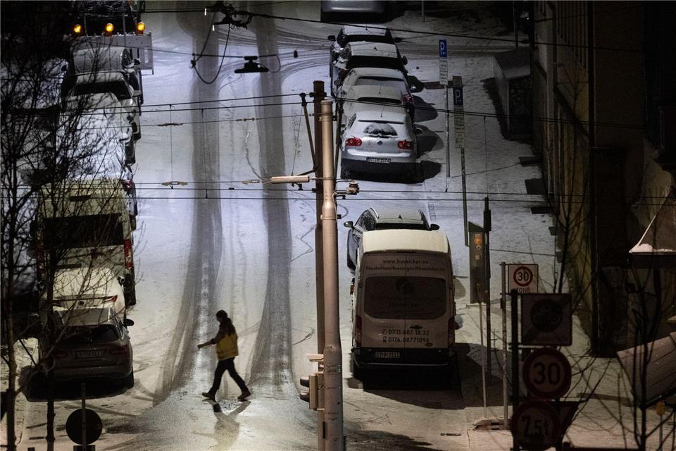 Auf vielen Straßen in Deutschland ist es weiterhin rutschig.Marijan Murat/dpa