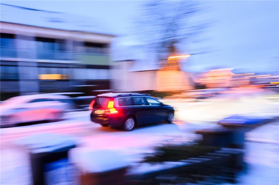 Auf vielen Straßen in Niedersachsen ist wegen Glätte Vorsicht geboten.Julian Stratenschulte/dpa