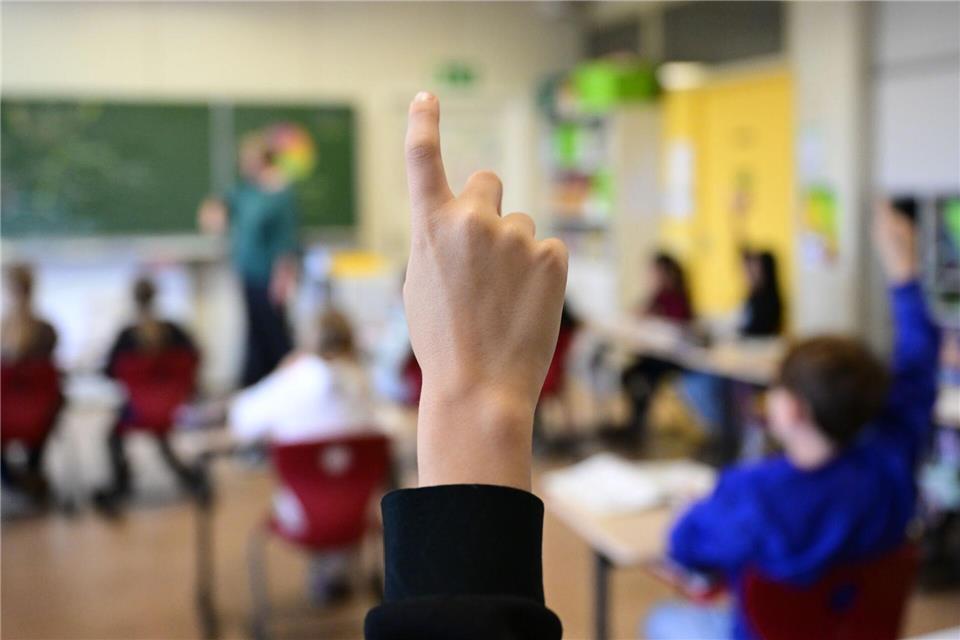Auf welche Schulart Grundschüler nach dem Ende der vierten Klasse gehen, entscheidet seit diesem Jahr ein Leistungstest mit. (Archivbild)Bernd Weißbrod/dpa