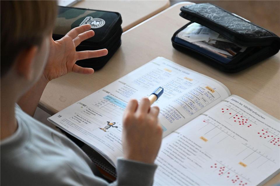 Auf welche Schulart geht es nach der Grundschule? Darüber entscheidet unter anderem der Leistungstest Kompass 4 mit. (Archivbild)Bernd Weißbrod/dpa