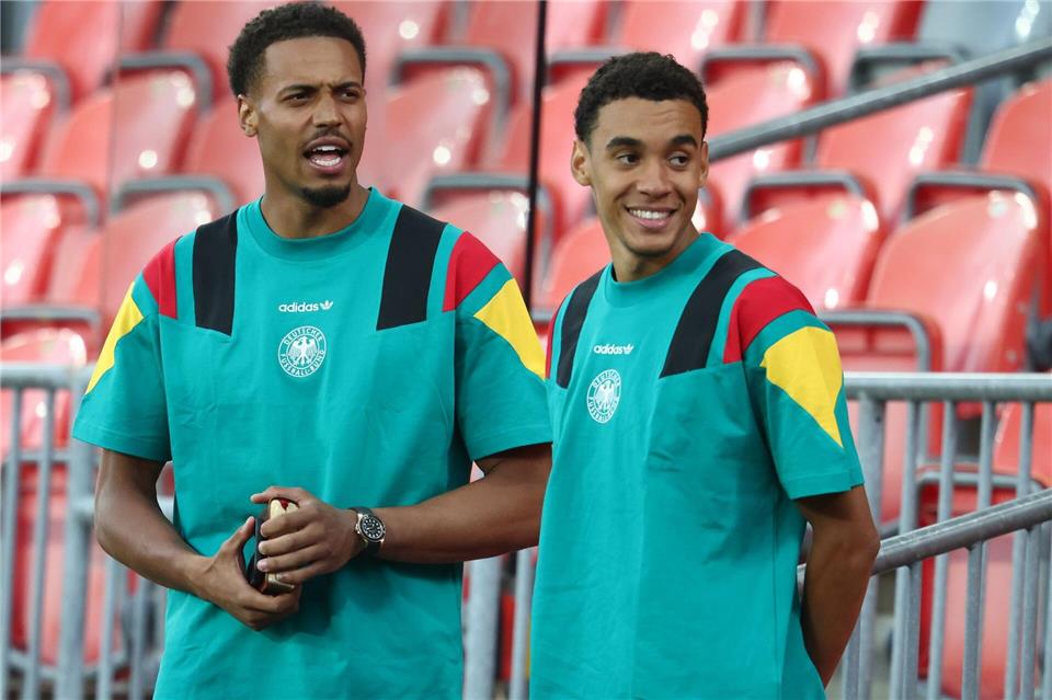 Auf welchen Gegner die DFB-Elf im ersten K.o.-Spiel trifft, fragen sich auch Felix Nmecha (l) und Jamal Musiala.Jan Woitas/dpa