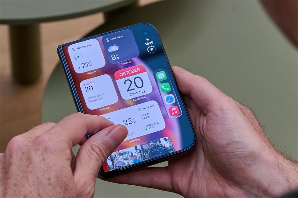 Auf- wie zugeklappt gut zu bedienen: das iPhone Duo.Zacharie Scheurer/dpa-tmn