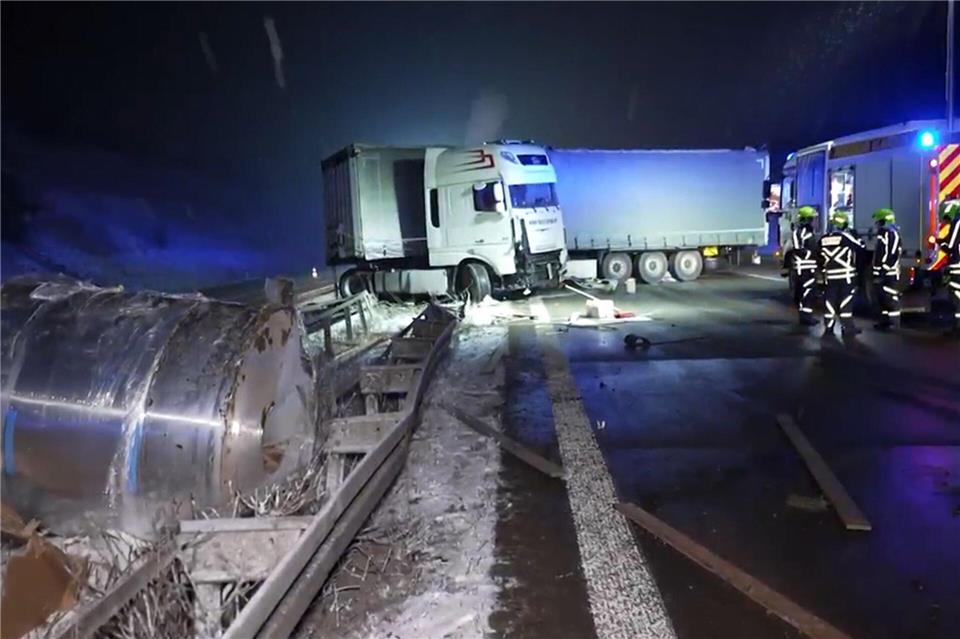 Auf winterglatter Fahrbahn hat am Donnerstagabend auf der Autobahn A4 bei Glauchau ein Sattelschlepper die Mittelleitplanke durchbrochen.Mike M�ller/dpa